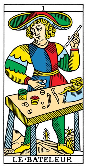 CBD Tarot de Marseille का Le Bateleur: मेज़ के पीछे खड़ी आकृति, हाथ में छड़ी और मेज़ पर वस्तुएँ
