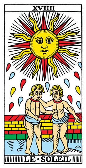 CBD Tarot de Marseille का Le Soleil: सूर्य के नीचे दो आकृतियाँ और पीछे दीवार